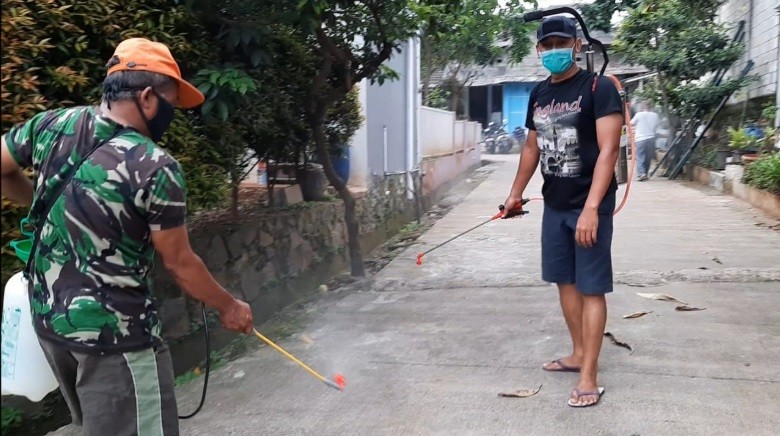 Cegah Virus Corona, Warga Depok Lakukan Penyemprotan Disinfektan Mandiri