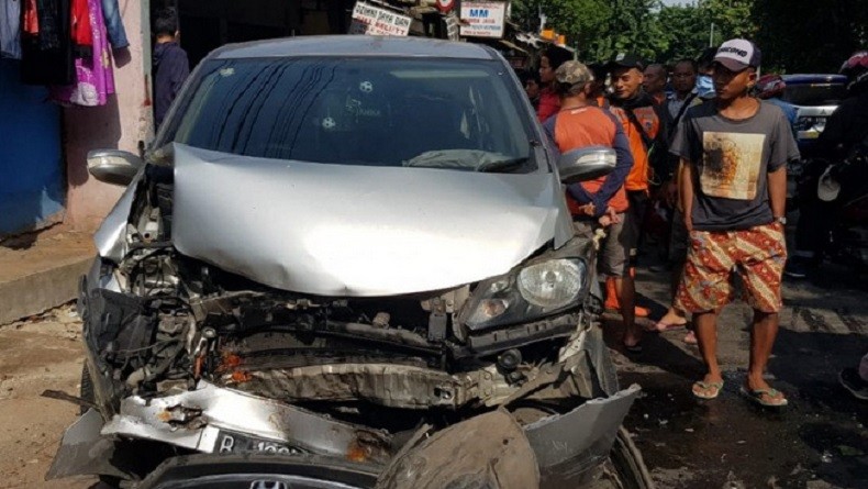 Kecelakaan di Klender Jaktim, Pengemudi: Sebelah Saya Nyikut-Nyikut Jadi Nabrak