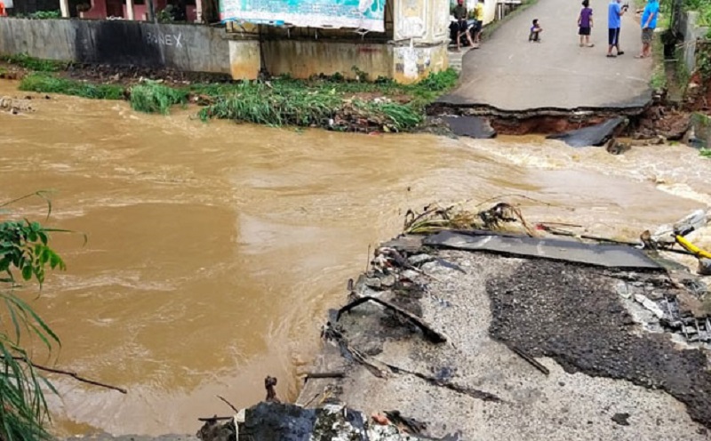 Banjir Hancurkan Jembatan di Villa Pamulang, Akses Terputus