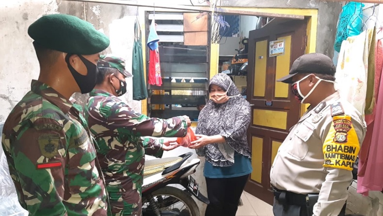 Potret Kekompakan TNI-Polri Bantu Warga Terdampak Covid-19 di DKI Jakarta