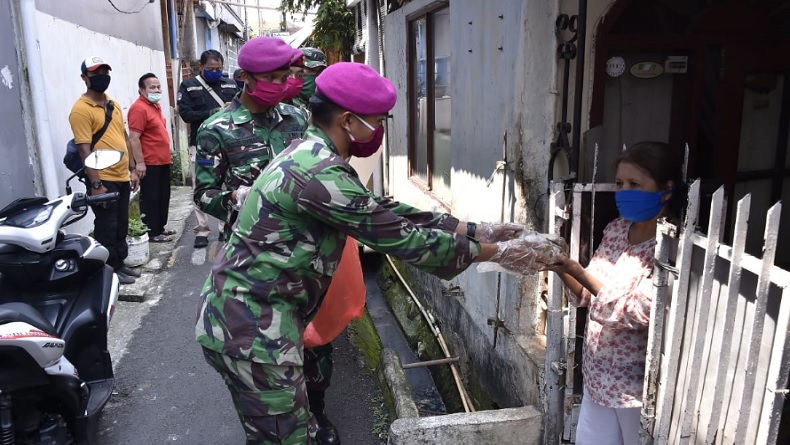 Pasukan Marinir Bergerak Bantu Warga Terdampak Covid-19 di Jakarta