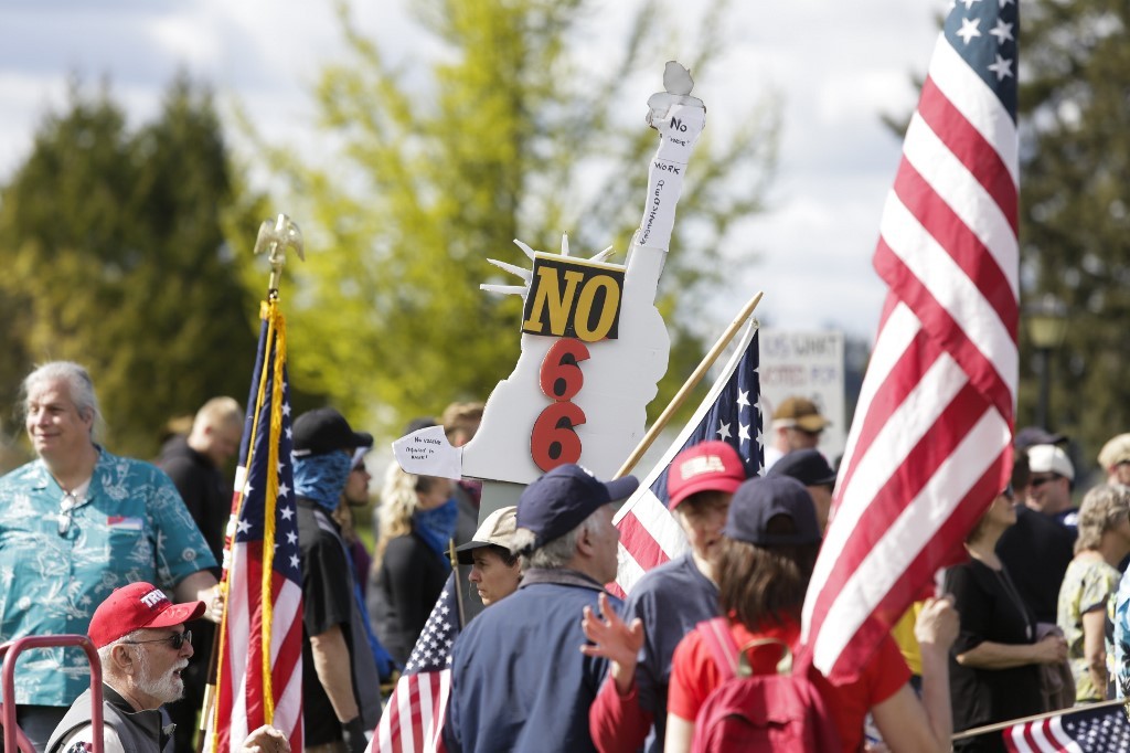 Ribuan Orang Ini Berunjuk Rasa Tolak Aturan 'di Rumah Aja' dari Gubernur