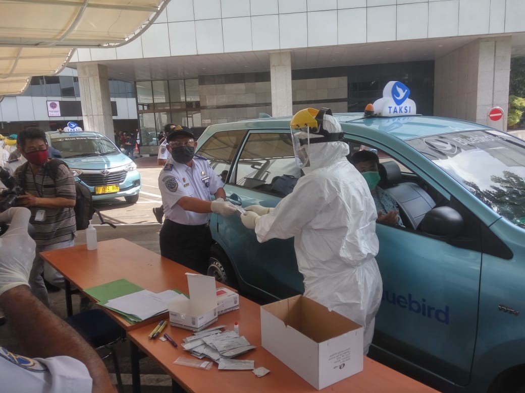 Sopir Angkot hingga Ojek Online Jalani Rapid Test Drive Thru di Kemenhub