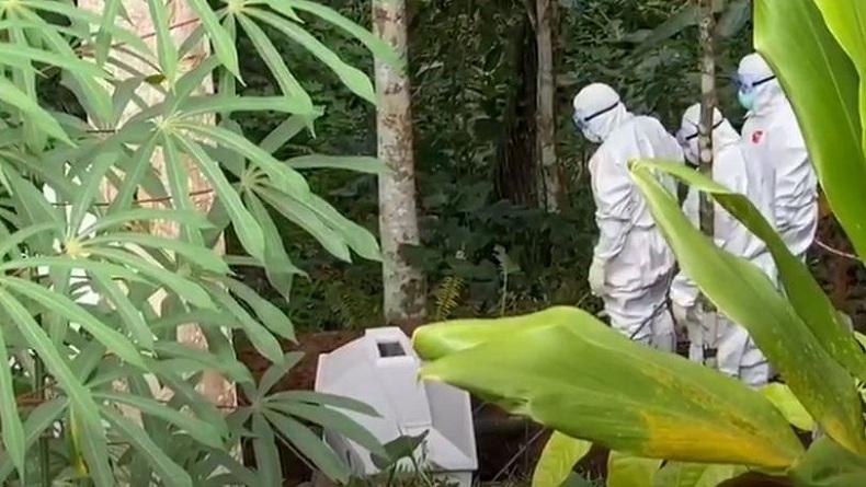 Jenazah Pasien Corona Ditolak Warga, 2 Perwira Polresta Manado Bantu Memakamkan