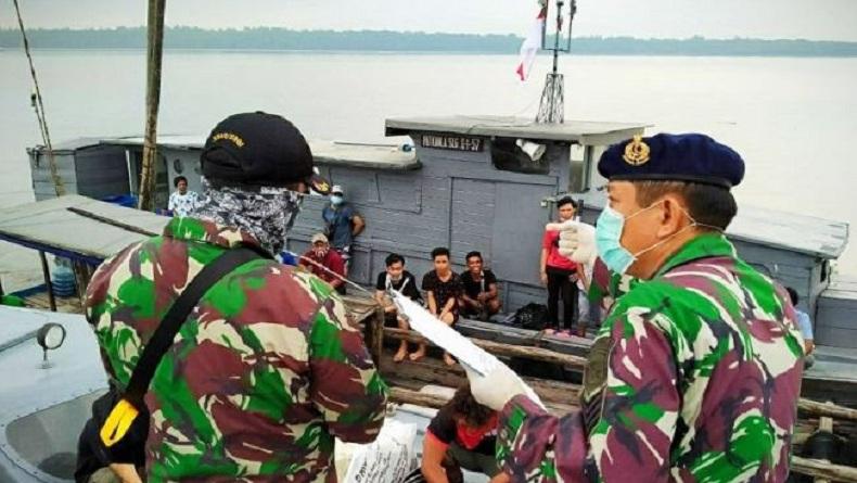 TNI AL Amankan 22 TKI Ilegal dari Malaysia di Perairan Asahan