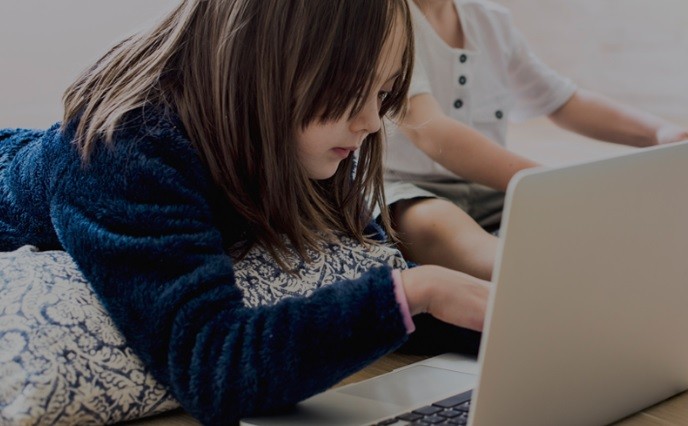 Bunda, Ini Cara Anak Tidak Berlebihan Gunakan Internet saat PSBB