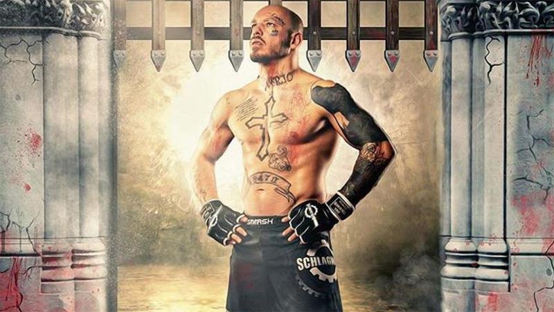 Salat Pertama kali di Masjid setelah jadi Mualaf, Petarung MMA Ini Didoakan Tetap Istiqomah