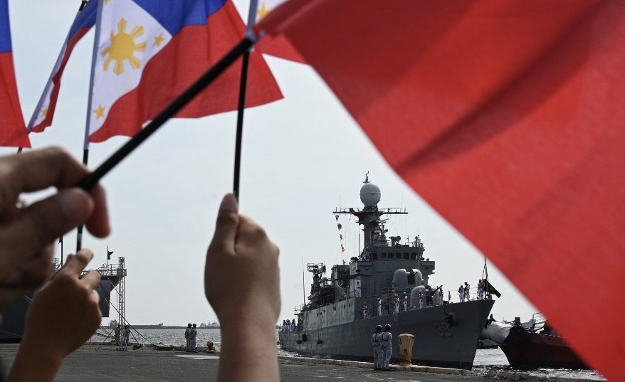 Kapal Perang China Nyaris Tembak Armada AL Filipina