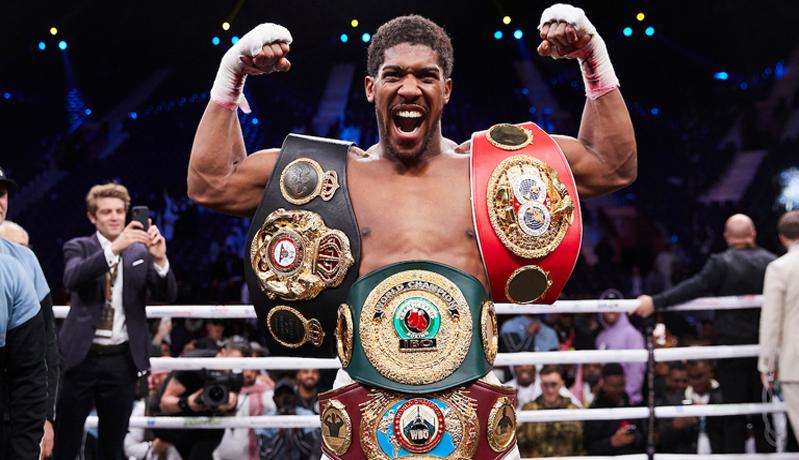 Diejek Fans Tyson Fury, Anthony Joshua Acungkan Jari Tengah