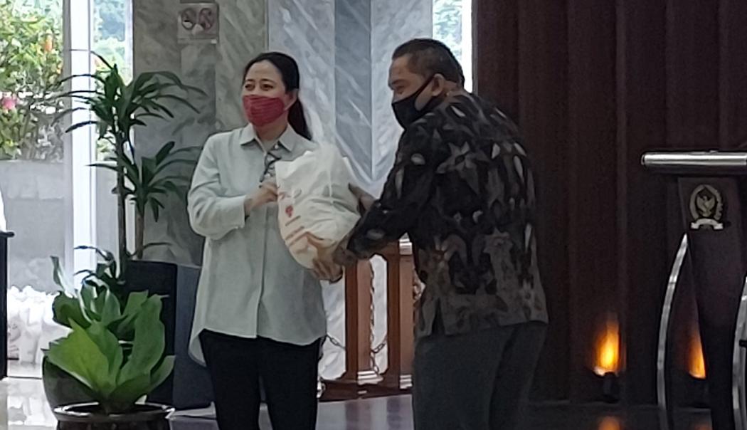 Bantu Masyarakat, Bank Bukopin Serahkan 9.000 Paket Sembako ke DPR