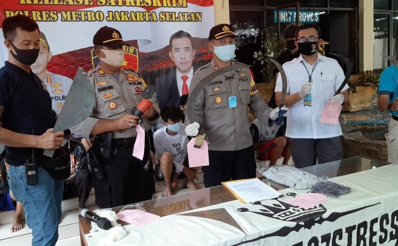 12 Pelaku Tawuran Ditangkap di Jagakarsa, Polisi Sita Senjata Tajam Rakitan