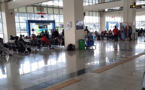 Warga Mudik H-1 Ramadan, Antrean di Terminal Pulo Gebang 30 Meter