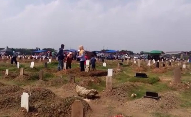 Ancaman Covid-19 Nyata, Peziarah Tetap Datangi TPU Kebon Jeruk