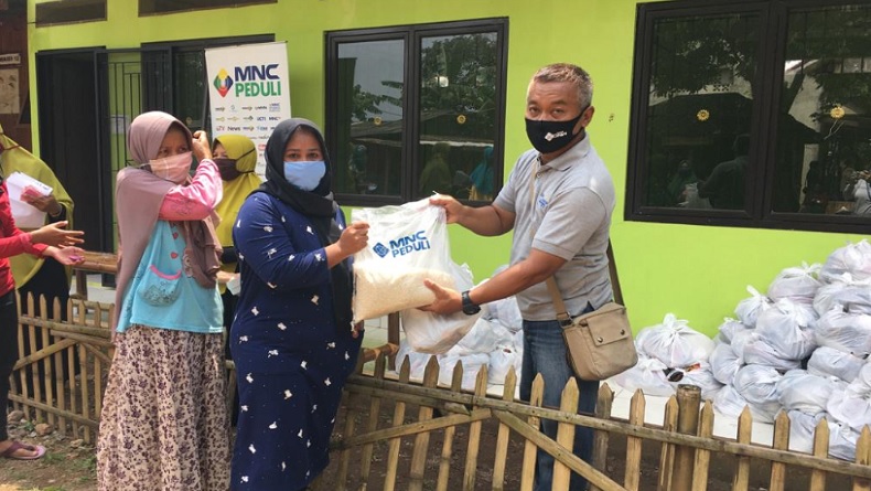 Warga Bantar Gebang Bekasi Dapat Bantuan Paket Sembako dari MNC Peduli