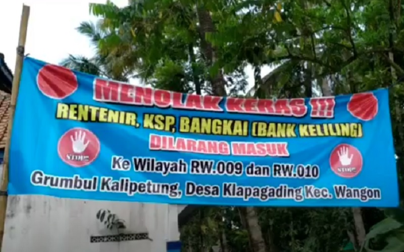 Pusing Ditagih Utang, Warga Banyumas Pasang Spanduk Tolak Bank Keliling Masuk Desa
