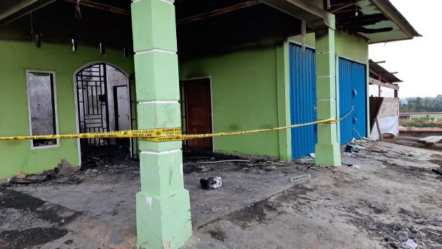Bakar Rumah dan Todong Istri Pakai Senpi, Pecatan TNI di Sumsel Ditangkap Polisi