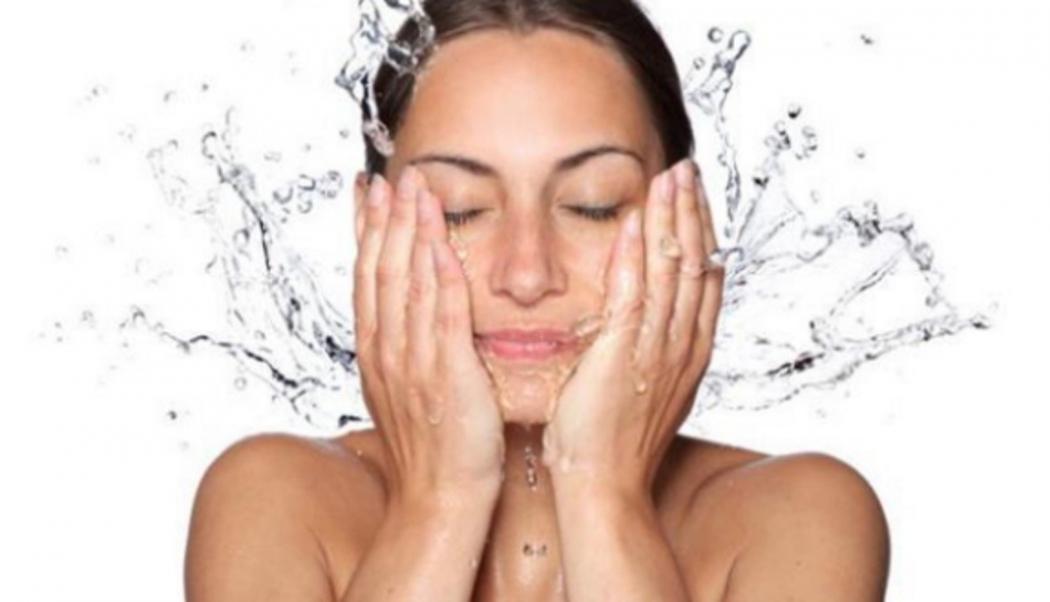 Benarkah Cuci Muka dengan Air Dingin Bisa Bikin Awet Muda? Yuk Simak Penjelasan Dokter