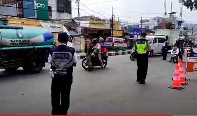 Diminta Putar Balik, Pengendara Berboncengan di Bandung Bersitegang dengan Petugas