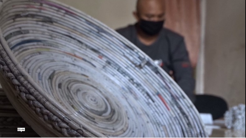 Napi Asimilasi Membuat Kerajinan dari Koran Bekas