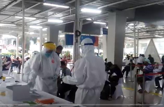 Ratusan Penumpang KRL Jalani Tes Swab di Stasiun Bogor