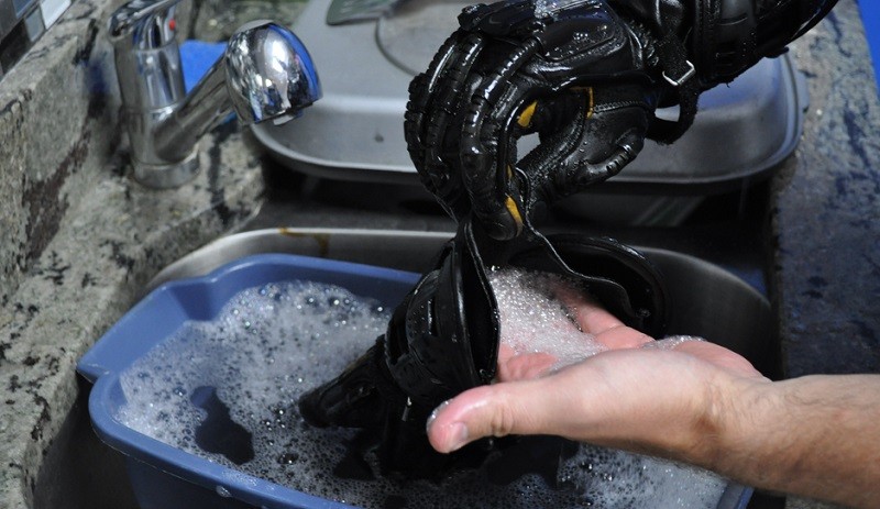 Cara Membersihkan Sarung Tangan agar Terhindar dari Virus Corona