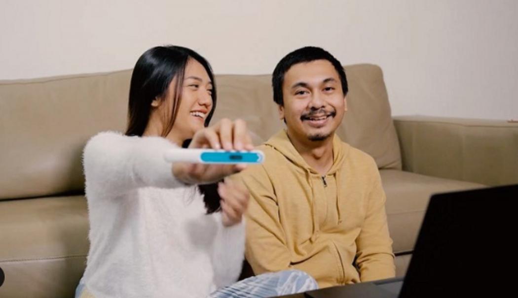Raditya Dika Umumkan Kehamilan Istri, Netizen: Efek #DiRumahAja