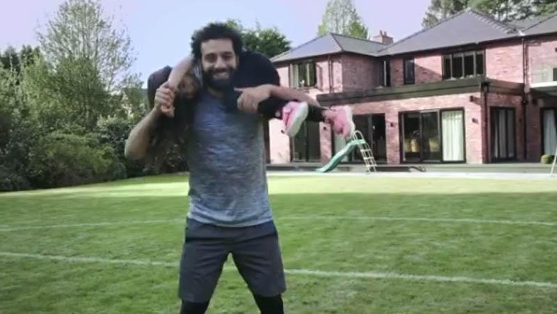 Mohamed Salah Jaga Kebugaran sambil Main bersama sang Anak