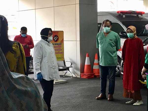 Dokter RSUD dr Soewandhie Meninggal, Risma Minta Tenaga Medis Disiplin Pakai APD Lengkap