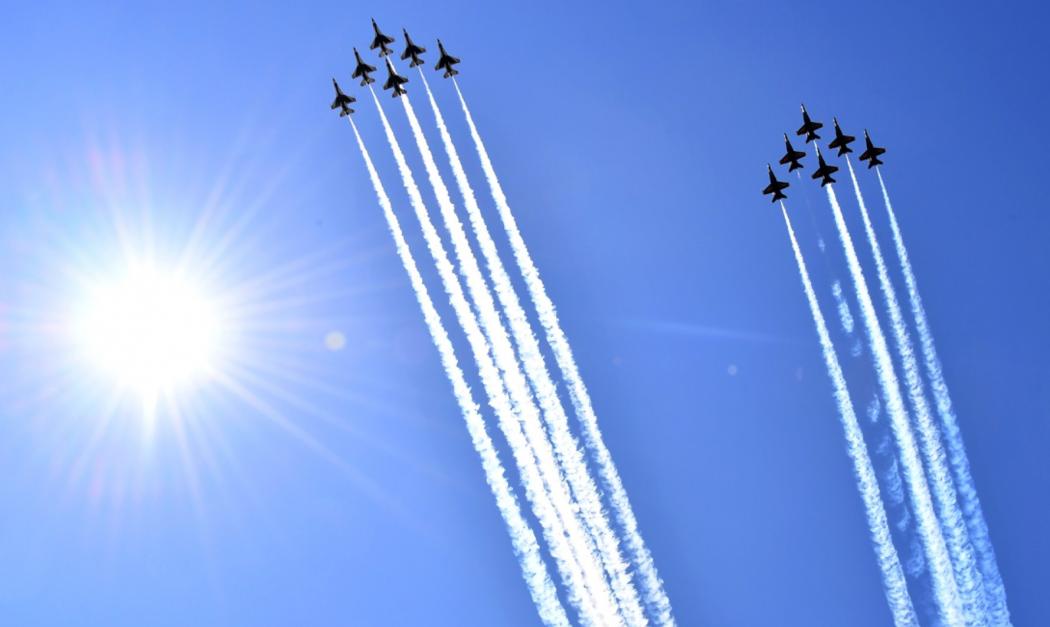 Jet-Jet Tempur Bermanuver Beri Penghormatan kepada Tenaga Medis Tangani Pasien Corona