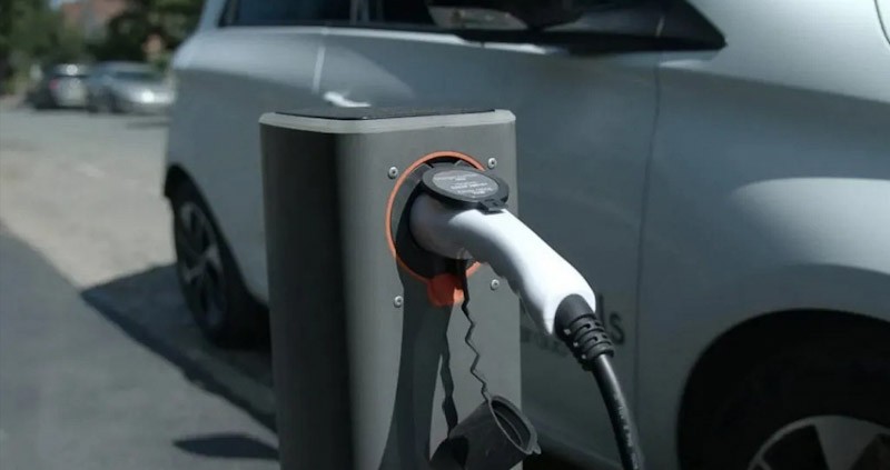 Inggris Uji Coba Tempat Pengisian Mobil Listrik di Pinggir Trotoar