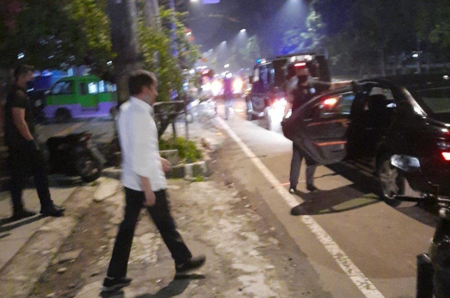 Jokowi Berikan Sembako ke Warga Terdampak Covid-19 di Bogor