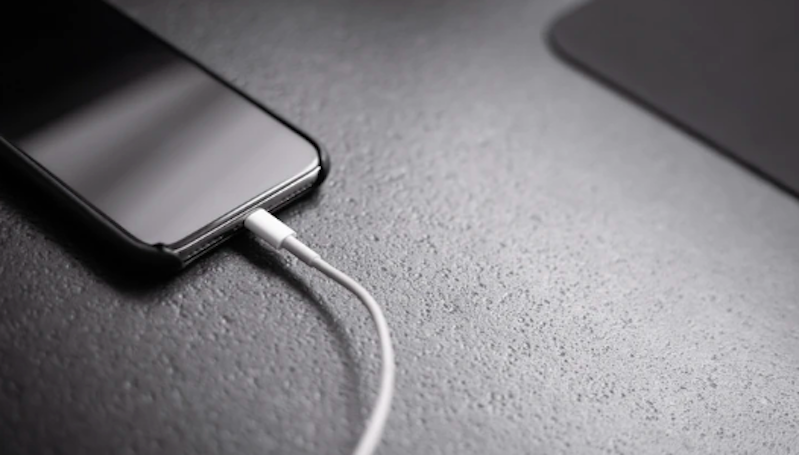 4 Kebiasaan Buruk Pengguna Smartphone saat Mengisi Baterai