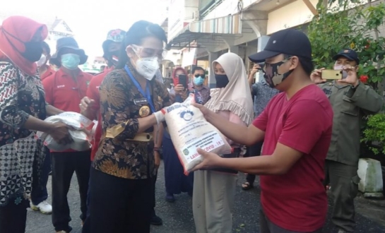 Wali Kota Singkawang Bagikan Beras untuk 600 Pedagang Pasar Terdampak Covid-19