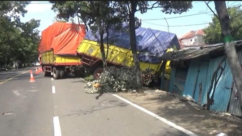 Apes, Setir Kemudi Lepas akibatkan Truk Tabrak Warung Soto dan Kecebur Sawah
