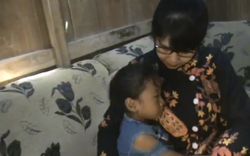 Kangen Sekolah, Siswi di Grobogan Nangis saat Guru ke Rumah untuk Mengajar