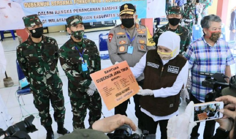 Khofifah Salurkan 4.000 Paket Sembako dan Alat Medis bagi Warga Kepulauan Madura