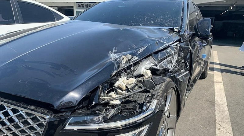 Apes, Baru 1 Menit Diterima Mobil Mewah Ini Ringsek Ditabrak