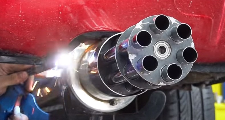 Ide Gila, Mobil Rusia Ini Pakai Knalpot Senapan Mesin Arnold Schwarzenegger