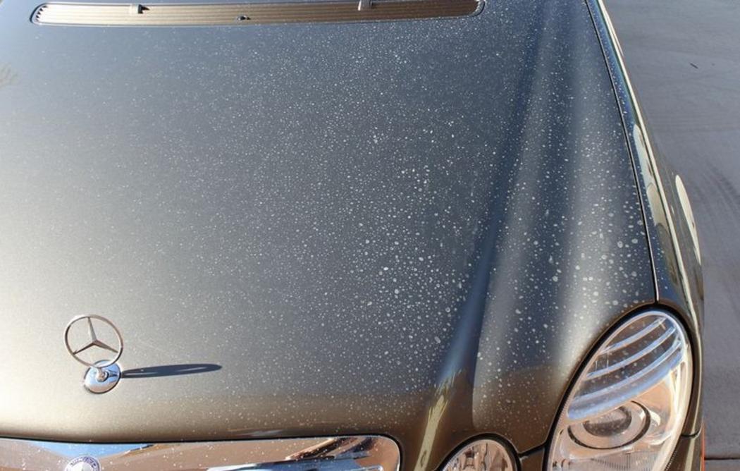 Tips Mencegah Timbulnya Kerak Putih pada Kaca Mobil akibat Tetesan Air Hujan