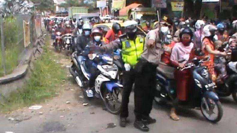PSBB Hari Pertama di Gowa, Petugas Gabungan Paksa Ribuan Pengendara Putar Balik