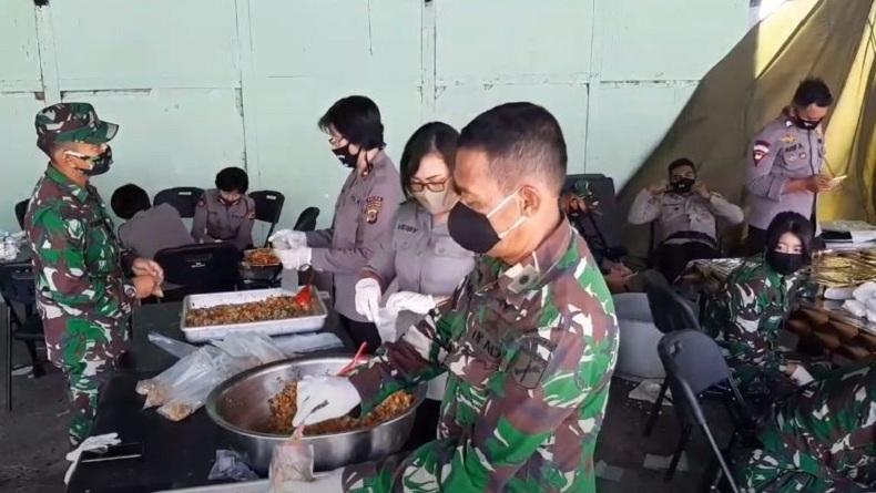 Ramadan, TNI-Polri Masak 2.000 Paket Makanan untuk Warga Manado Terdampak Corona