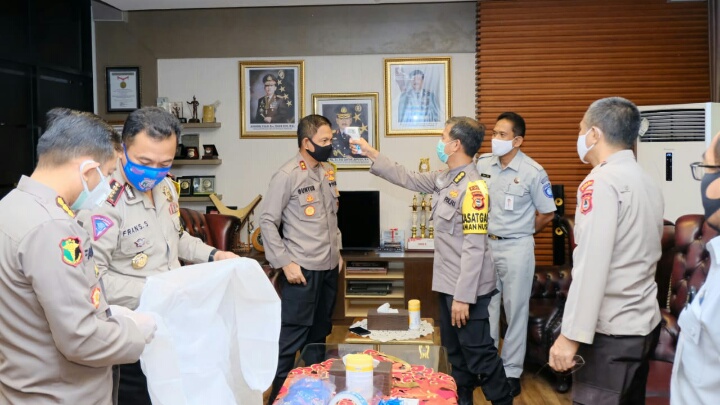 Duh, Kapolda Sulsel Ternyata Dapat Bantuan Sembako