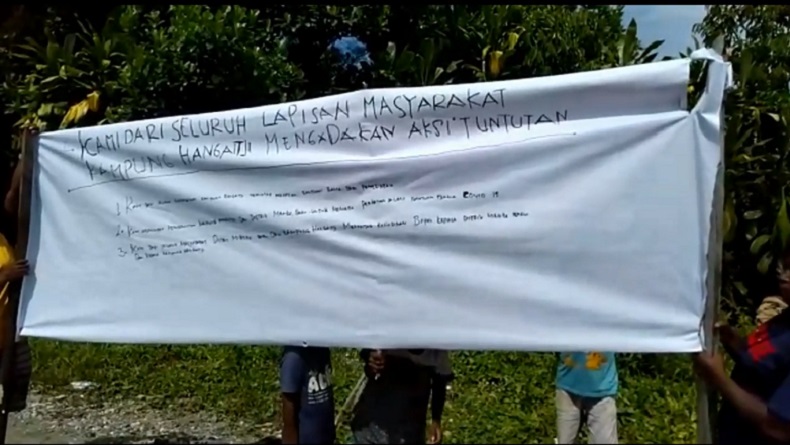 Minta Bantuan Covid-19, Warga Timika Palang Jalan Depan Perumahan Pemda