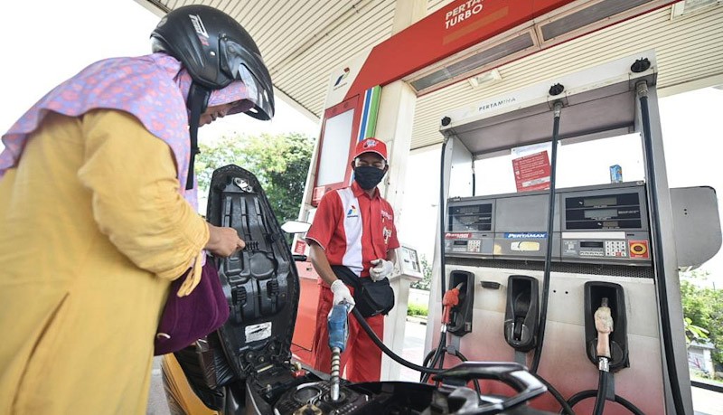 Alasan Pengendara Motor Harus Turun saat Isi Bensin