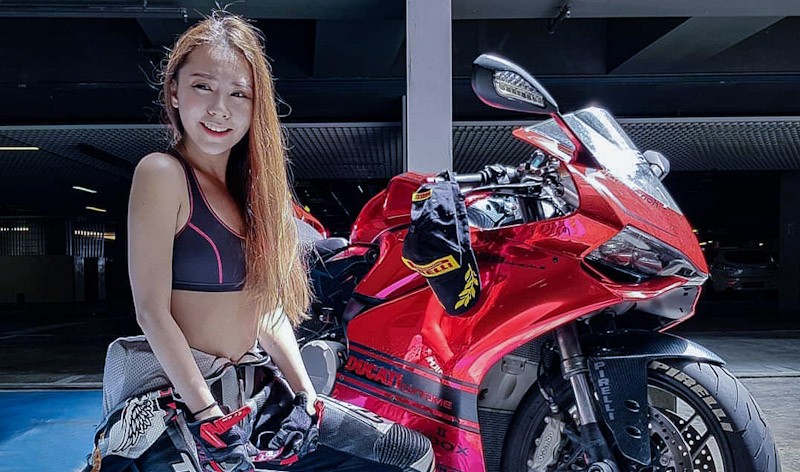 Begini Foto-Foto Seksi Vaune Phan Bersama Motor Gedenya