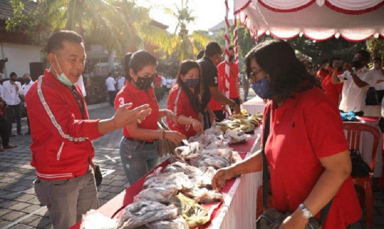 Bupati Gianyar Raup Rp150 Juta Hasil Jual Ikan Milik Petani Terdampak Covid-19