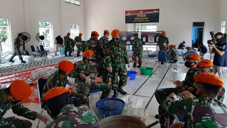 Pasukan Elite TNI AU Turun ke Lapangan Bantu Warga Terdampak Covid-19