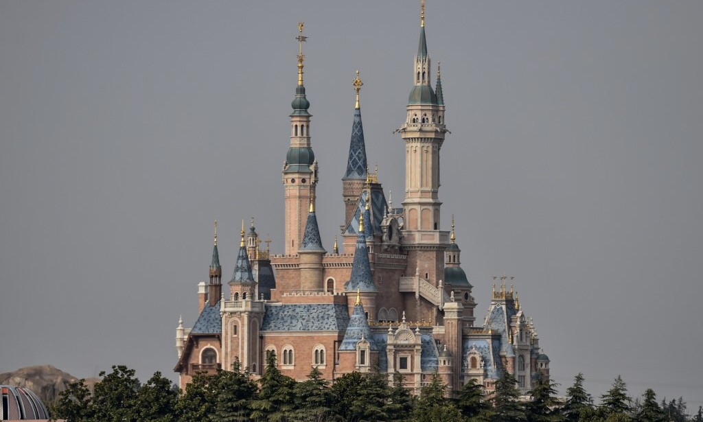 Disneyland Shanghai Dibuka Setelah Tutup 4 Bulan, Tiket Ludes dalam Hitungan Menit