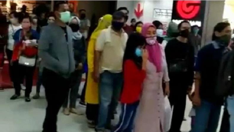 Miris, PKL Berjualan Disemprot Air di Madiun tapi Pengunjung Mal Berdesakan Dibiarkan
