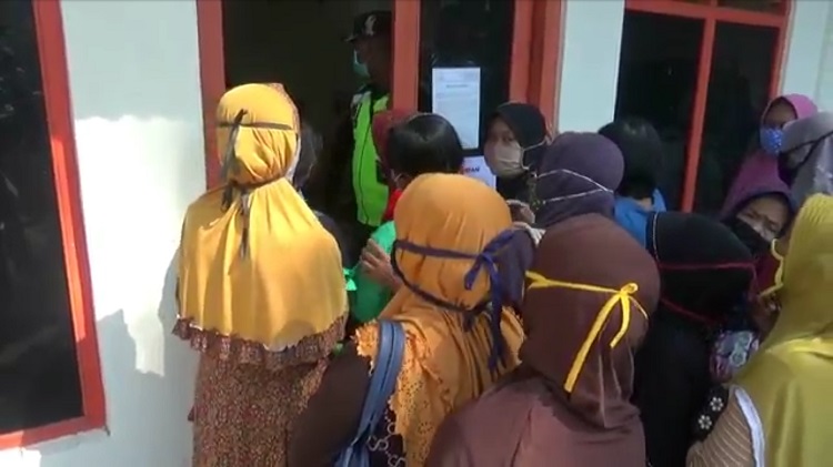 Tidak Hiraukan Virus Corona, Warga Makassar Berdesak-desakan Antre BLT Rp300.000